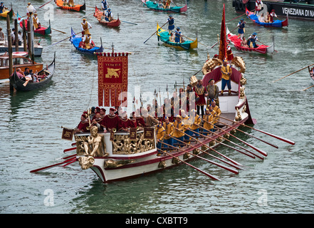 Die Bucintoro führt die Prozession der historischen Boote entlang des Canale Grande in Venedig, Italien, während der jährlichen Regata Storico (Historische Regatta) Stockfoto