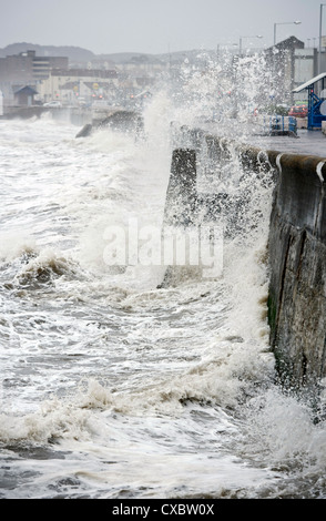 Wellen auf dem Meer Wand in Kirkcaldy Fife. Stockfoto