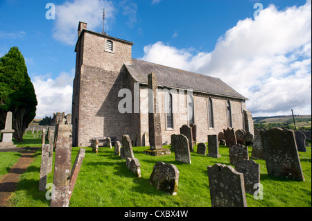 Die St. Cuthbert Kirche und Anglian Kreuz, Bewcastle, Cumbria Stockfoto