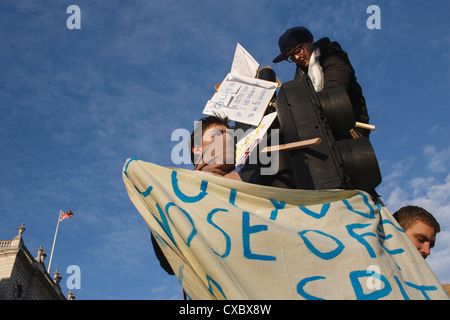 Studentischen Demonstranten Klettern auf Ampeln mit Plakaten während Gebühren Studentenproteste im Parlament Square London 12.09.2010 Stockfoto