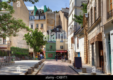 Blick auf schmalen gepflasterten Straße unter traditionellen Paris Gebäude in Paris, Frankreich. Stockfoto