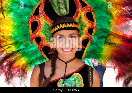 Bolivianische traditionelle Folk-Tänzerin mit Feder Kopfschmuck auf Latino Festival - Washington, DC USA Stockfoto