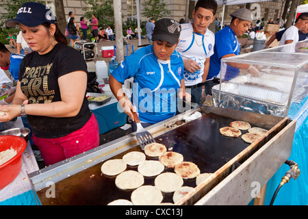 Eine Frau, die Grillen pupusas Stockfoto
