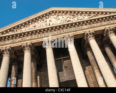 VOR DER KIRCHE LA MADELEINE PARIS FRANKREICH Stockfoto