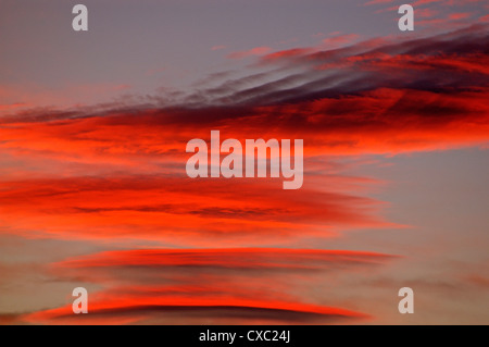 Wolken am Himmel bei Sonnenuntergang Stockfoto
