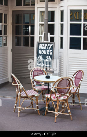 Eine Straße Szene vor einem Pub in der Stadt von Cherbourg, Frankreich. Stockfoto