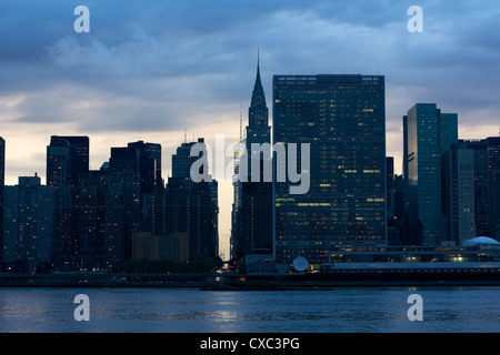 Neu renovierte UN-Hauptquartier und das Chrysler building sitzen unter der Skyline von New York City Manhattan in der Dämmerung. Stockfoto