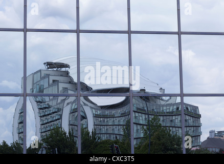 Postmodernen Appartementhaus durch Abito in Salford Quays, spiegelt sich in dem Glas eines angrenzenden Bürogebäudes. Stockfoto