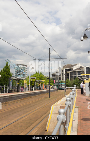 Salford Quays Station auf der Metrolink Licht Eisenbahn/Straßenbahn in Manchester. Stockfoto