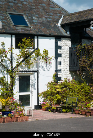 Umgebaute Scheune mit kleinen Patio-Garten Stockfoto