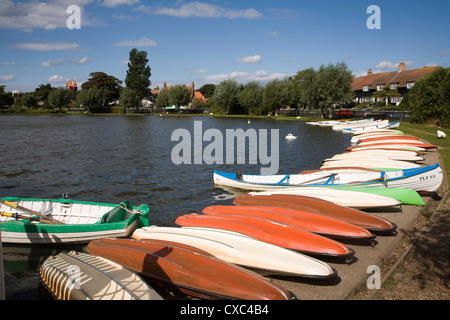 Bunten Ruderboote auf dem Meare Bootfahren See Thorpeness Suffolk England Stockfoto