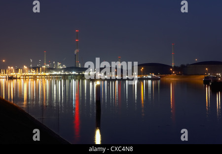 Karlsruhe, Mineraloelraffinerie Oberrhein am Abend Oelhafen Stockfoto