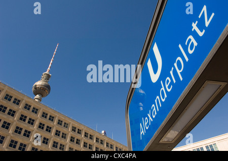 Berliner u-Bahn-Zeichen auf dem Alexanderplatz Fernsehturm mit Reflexion und Berolinahauses Stockfoto