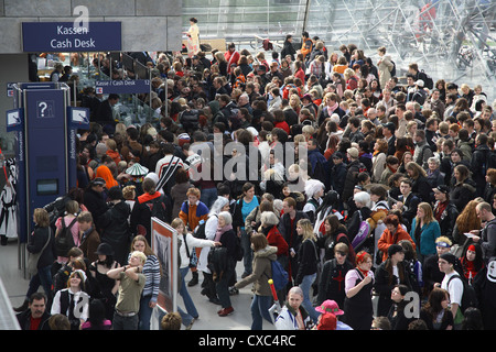 Leipzig buchen Messe 2007: Besucher in der Ausstellung Hall Stockfoto