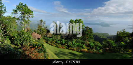 Garten mit Blick auf Taal See, Tagaytay, Philippinen, Südostasien, Asien Stockfoto