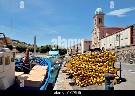 Angelboote/Fischerboote, gelben Wagen und Kirche Notre-Dame de Bonne Nouvelle in Port-Vendres in Frankreich Stockfoto