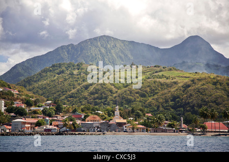 Blick auf Saint-Pierre zeigt Mount Pelee im Hintergrund, Fort-de-France, Martinique, kleine Antillen, West Indies Stockfoto
