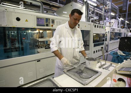 Produktion von Solarzellen von Q-Cells AG in Sachsen-Anhalt Stockfoto