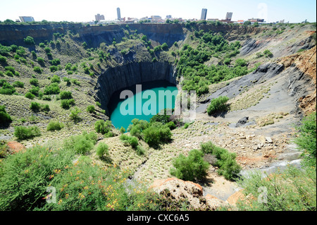 Das große Loch, Kimberley Diamond Mine, jetzt gefüllt mit Wasser, Südafrika, Afrika Stockfoto