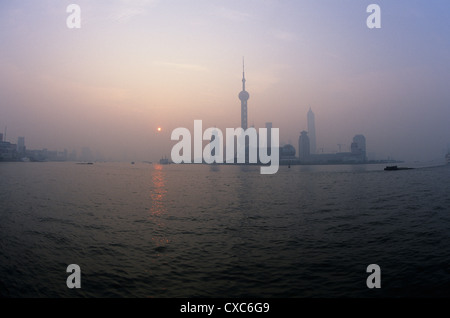 China, Shanghai, Blick über den Huangpu-Fluss in Richtung der Oriental Pearl tower bei Sonnenaufgang. Stockfoto