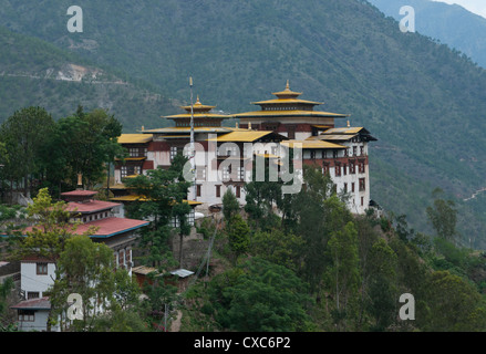 Blick auf den Dzong in Trashigang mit Hügeln im Hintergrund, Ost Bhutan, Bhutan, Asien Stockfoto