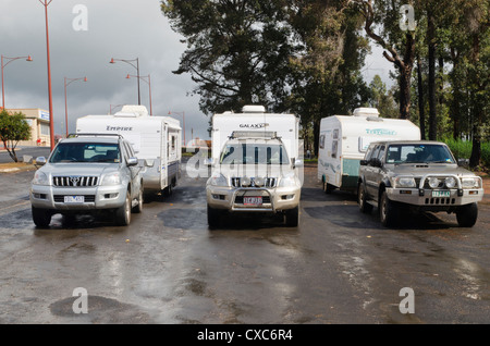 Drei Fahrzeuge mit Vierradantrieb Abschleppen Wohnwagen geparkt in der Stadt von Pemberton, Western Australia Stockfoto