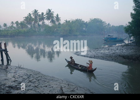 Zwei Frauen auf einem kleinen Boot in den frühen Morgenstunden hell, Eiche Po Kwin Chaung Dorf Irrawaddy-Delta, Myanmar (Burma), Asien Stockfoto