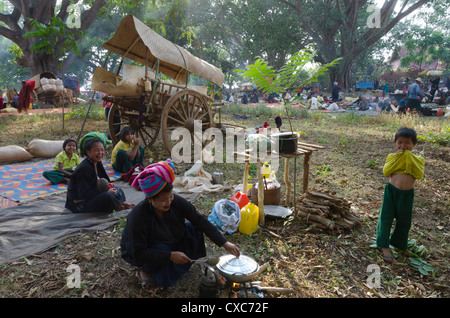 PA Oh Minderheit Frauen und Kinder kochen neben ihren Bull Warenkorb, Kakku Festival, Shan State in Myanmar (Burma), Asien Stockfoto