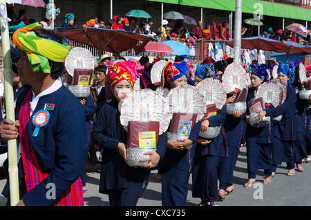 PA-Oh Minderheit Frauen marschieren während der Prozession auf Pa Oh Nationalfeiertag, Taungyi, südlichen Shan State in Myanmar (Burma), Asien Stockfoto