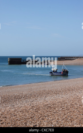 DIE FISCHERBOOTE KEHREN ZUM STADE BEACH HASTINGS EAST SUSSEX ZURÜCK. UK. Stockfoto