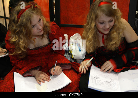 Leipziger Messe 2007: verschleierte Manga-Fans in einem ConHon zeichnen Stockfoto