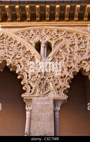 Detail der Gips-Dekor in der Garten-Galerie, St. Isabel Innenhof, die Aljaferia Palast, Saragossa (Zaragoza), Aragon Stockfoto