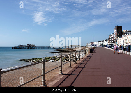 PELHAM STRAND UND DIE SEEBRÜCKE. HASTINGS, EAST SUSSEX. VEREINIGTES KÖNIGREICH. Stockfoto