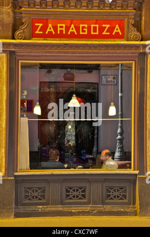 Fassade der berühmten Cafe Zaragoza, mit Kunden, Saragossa (Zaragoza), Aragon, Spanien, Europa Stockfoto