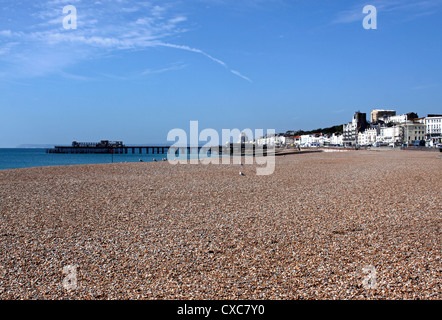 PELHAM STRAND UND DIE SEEBRÜCKE. HASTINGS, EAST SUSSEX. VEREINIGTES KÖNIGREICH. Stockfoto