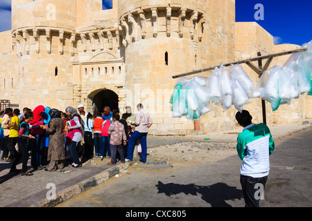 Gruppe der Schüler und Kinder verkaufen Zuckerwatte Besuch Fort Qaitbey, Alexandria, Ägypten Stockfoto