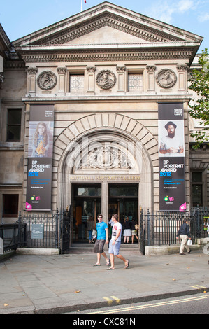 London Trafalgar Square Charing Cross Road National Portrait Gallery Museum Eingang Menschen Fußgänger street scene Gehsteig Bürgersteig blauer Himmel Stockfoto