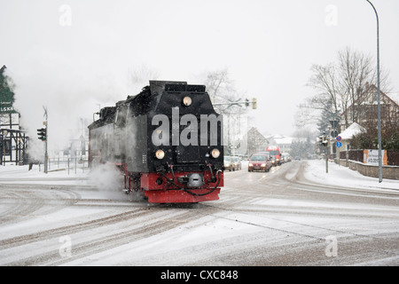 Schmalspur-Dampflokomotiven kreuzt eine große Straße nähert sich Wernigerode Stockfoto