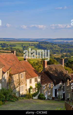 Gold Hill und Blick über Blackmore Vale, Shaftesbury, Dorset, England, Vereinigtes Königreich, Europa Stockfoto