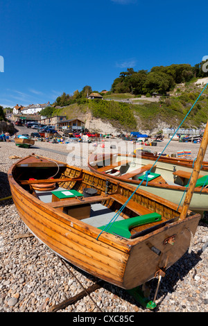 Kleine Fischerboote am Kiesstrand, Bier, einem kleinen Fischerdorf auf der Devon Heritage Coast, Jurassic Coast, Devon Stockfoto