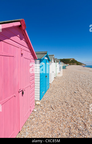 Bunte Strandhäuschen am Seaton, einer kleinen Küstenstadt auf der Devon Heritage Coast, Jurassic Coast, Devon Stockfoto