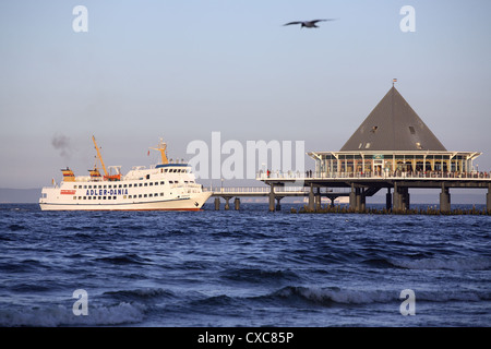 Ausflugsdampfer ADLER DANIA am Seebruecke in Heringsdorf auf der Ostsee Stockfoto