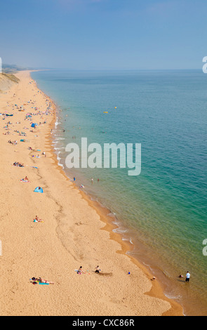 Urlauber am Strand von Burton Bradstock, am westlichen Ende von Chesil Beach, Jurassic Coast, UNESCO-Weltkulturerbe, Dorset Stockfoto