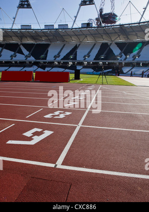 Die Ziellinie der Athletics track in The Olympic Stadium, London, England, Vereinigtes Königreich, Europa Stockfoto