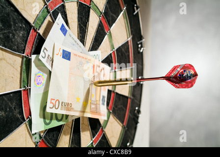 Hamburg, Pfeil und Dart Board auf Rechnung Stockfoto