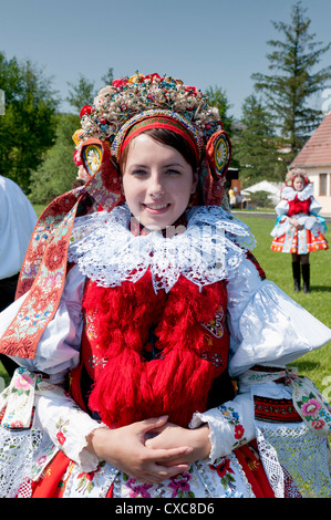 Frau trägt Volkstracht, The Ride des Kings Festivals, Vlcnov, Zlinsko, Tschechische Republik, Europa Stockfoto