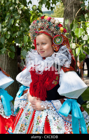 Frau trägt Vlcnov Folk Kleid während der Fahrt des Kings Festivals, Vlcnov, Zlinsko, Tschechische Republik, Europa Stockfoto