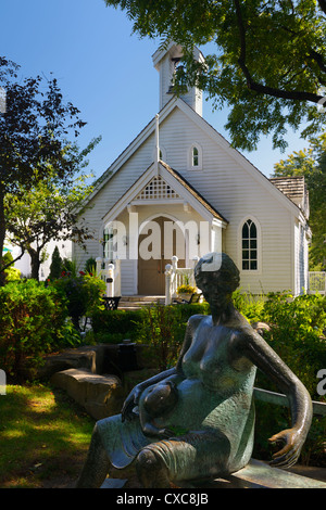 Skulptur der schwangeren Mutter und Kind am weißen Schindeln Kapelle für Hochzeiten in Ingo nördlich von Toronto Ontario Kanada genutzt Stockfoto