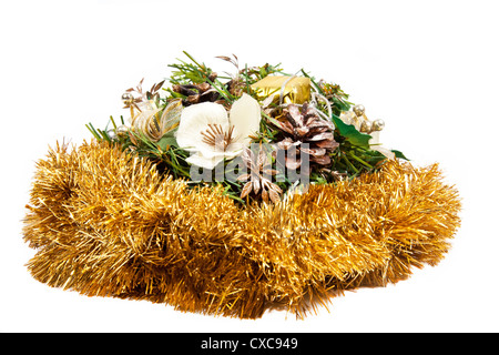 Weihnachten-Komposition mit Blüten, Zapfen und Lametta Stockfoto