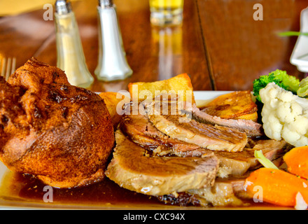 Sonntagsbraten mit Yorkshire Pudding und Gemüse Stockfoto